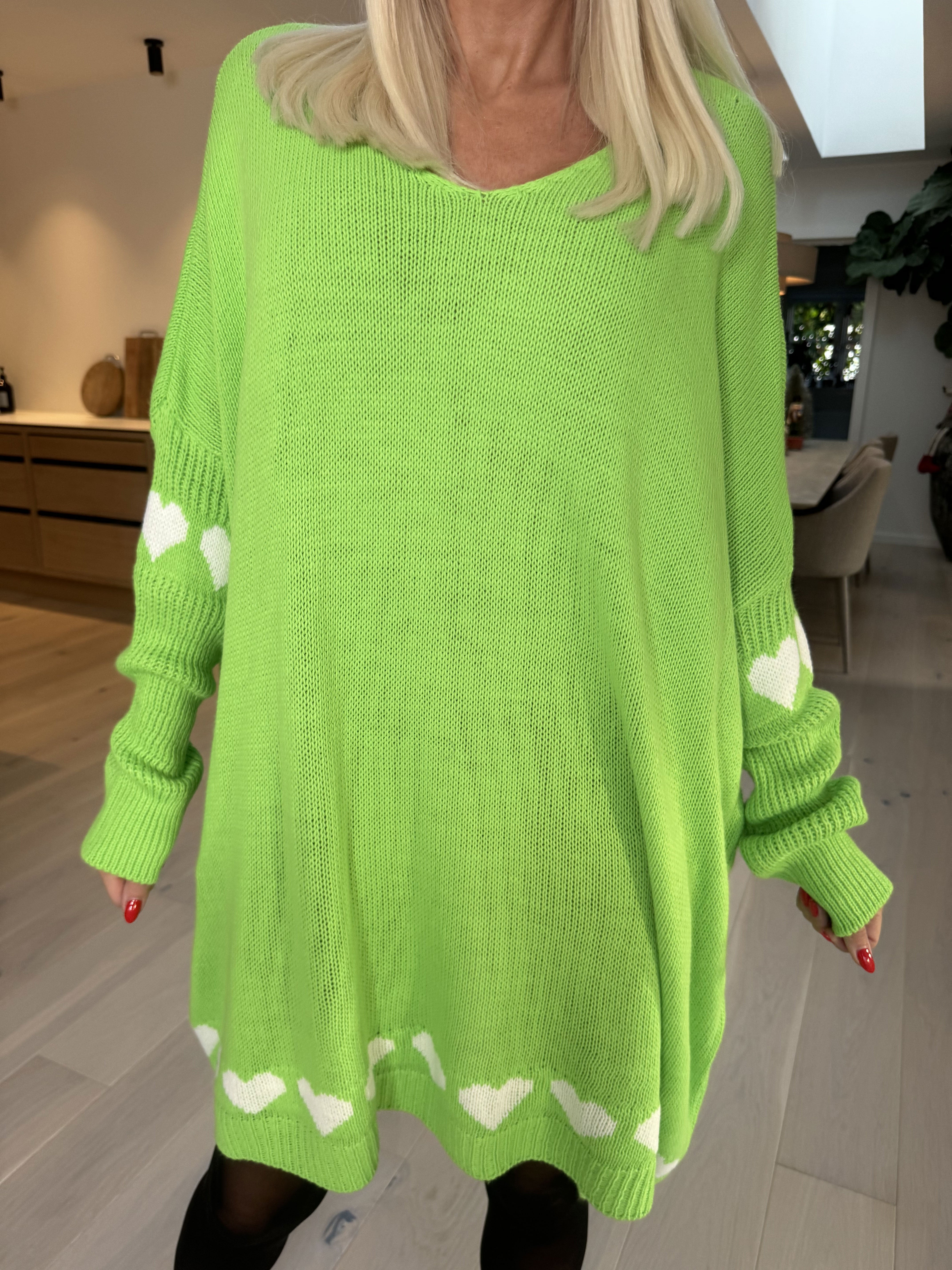 Katerina - Strikkjole med søde hjertedetaljer